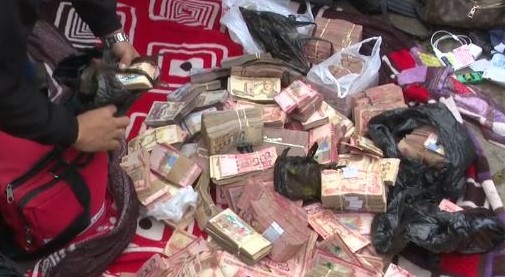Hallan fajos de billetes en una ambulancia que salió del condominio de Mariaca; cuatro personas están aprehendidas