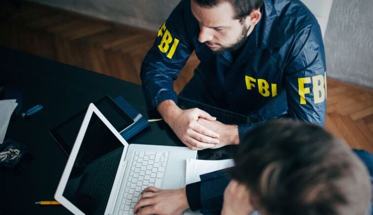 Alerta del FBI: aprehenden a un hombre por incitar al suicidio a menores por plataformas digitales