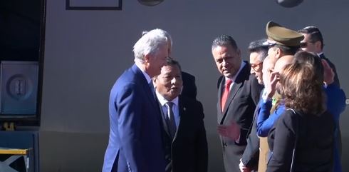 Presidente de Chile ya está en La Paz y recibió un reconocimiento