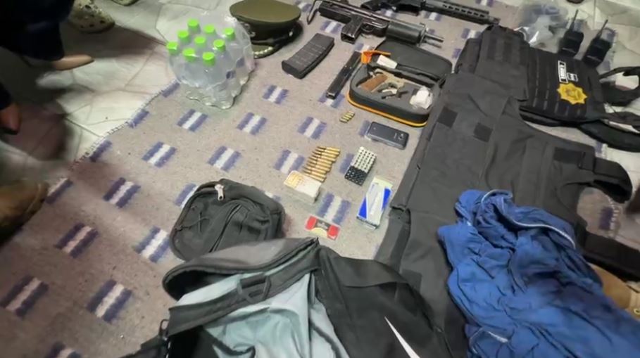 Encuentran armas de grueso calibre y chalecos antibala en el vehículo que era de uso del exfiscalía Mariaca